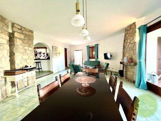 Essbereich mit Zugang zur Terrasse 