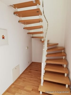 Holztreppe zum OG