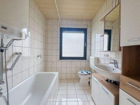 Tageslichtbad mit Wanne