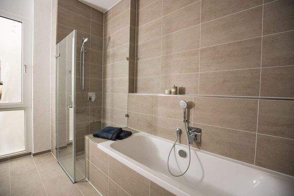 Bad mit Wanne und Fenster