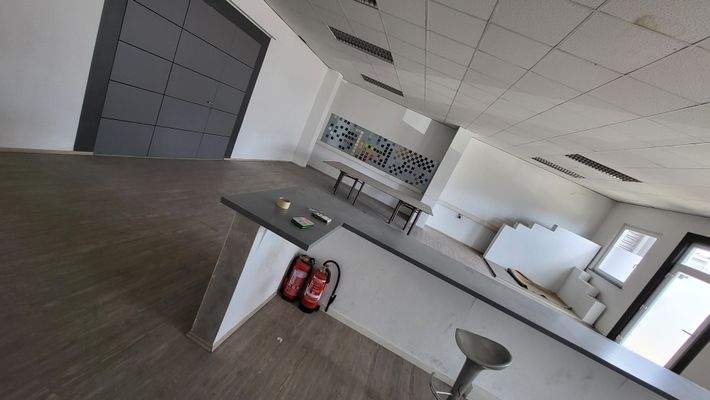 Büro Halle 6.jpg