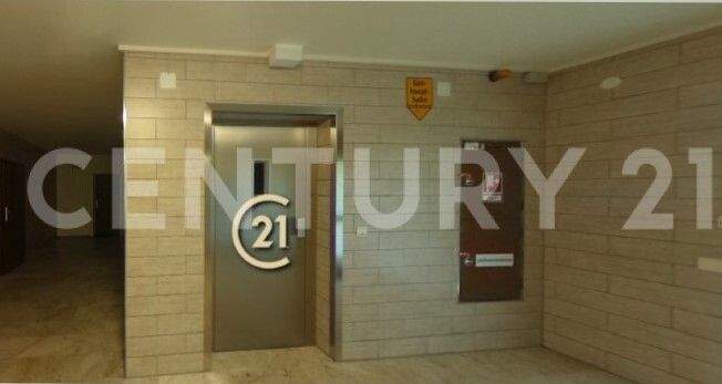 Hauseingangsbereich mit Fahrstuhl