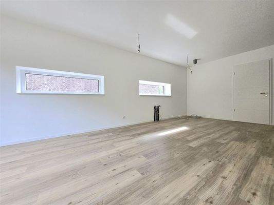 offene Küche Fenster zw. Arbeitslatte und Schränke