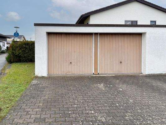 Doppelgarage mit zwei Toren