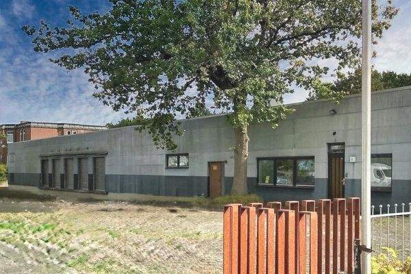 Straßenansicht mit Eingang und 5 Rolltoren