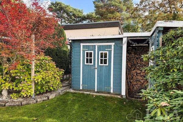 Blick vom Garten zum Gartenhaus