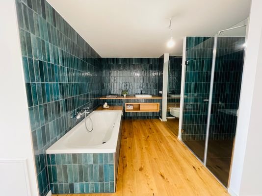 Badezimmer mit Dusche und Wanne