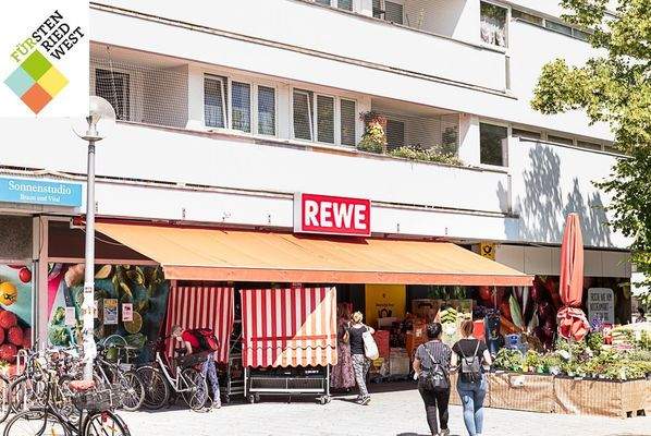 Rewe-Fassade mit Markt