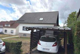 Ansicht mit Carport