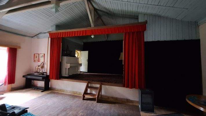 Saal Bühne 135705.jpg