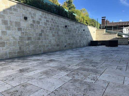 Eingangsbereich mit großer Terrasse