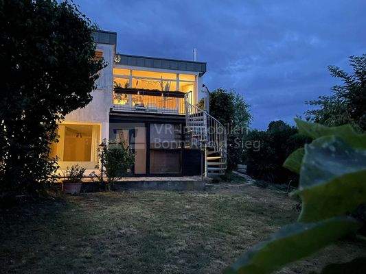 Rückansicht bei Nacht 