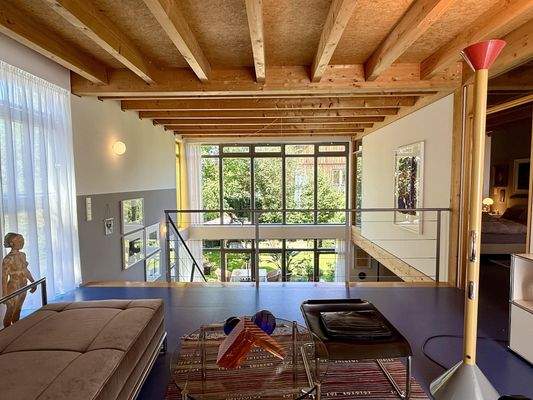 Galerie mit Gartenblick