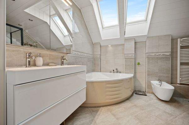 1.OG |Bad mit Eckwanne & Bidet