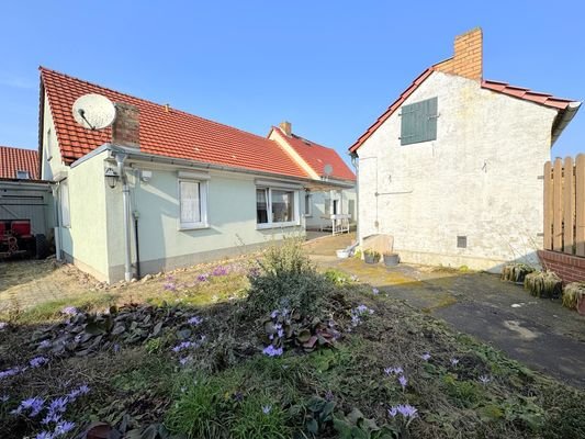 Innenhof mit befestigten Wegen