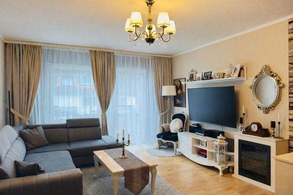 Wohnzimmer mit Zugang zum Balkon