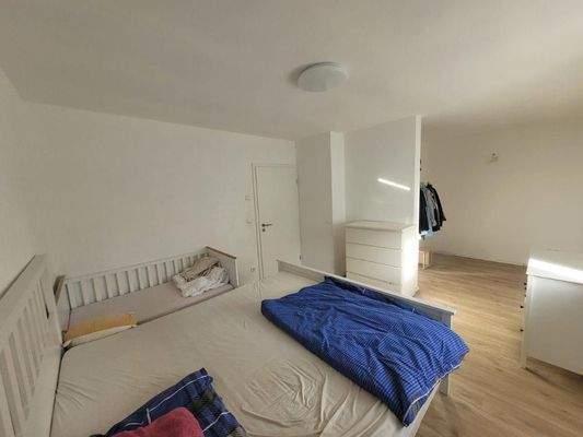 Schlafzimmer mit begehbarem Kleiderschrank OG