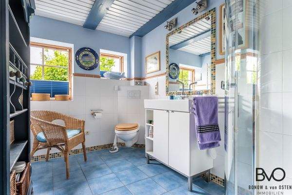 Helles und modernes Duschbad