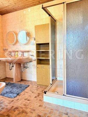 Bad mit Dusche 
