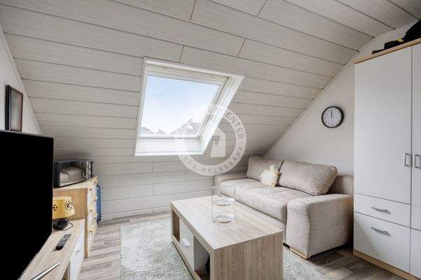 Der Blick in ein Zimmer im Dachgeschoss