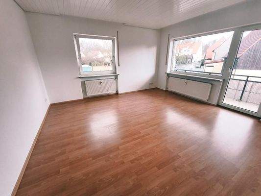 Wohnzimmer mit Zugang zum Balkon Bild 1