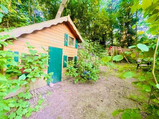 Blickrichtung: Rückseite des Grundstücks - Schuppen für den Mieter 