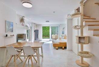 Lichtdurchfluteter Wohn-/Essbereich mit offener Küche und Kamin