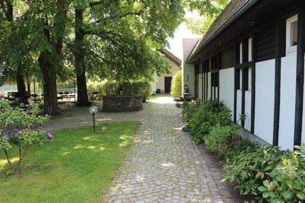 Grünflächen hinter dem Hotel (1)