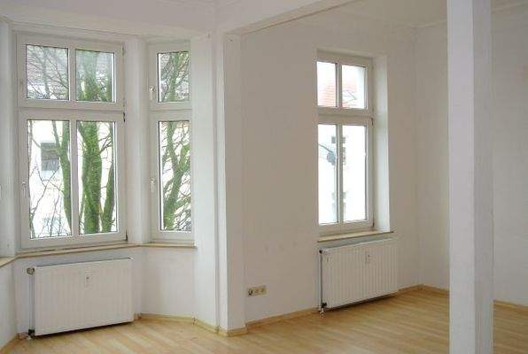 sehr große Erker-Wohnzimmer-hell und freundliche im massiven Altbau