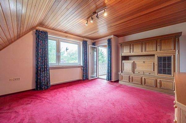 Großes Schlafzimmer mit Zugang zur Loggia