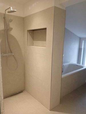Badezimmer mit Wanne & Dusche