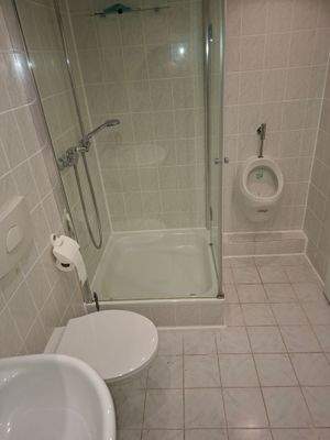 UG: Badezimmer zum Fremdenzimmer im UG