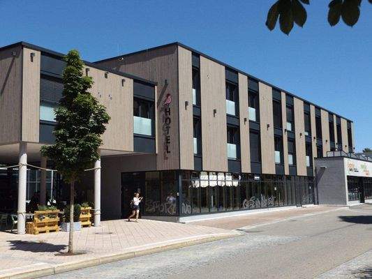 Blick auf das rechte Nebengebäude