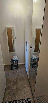 Ankleide Schränke links/rechts vorhanden