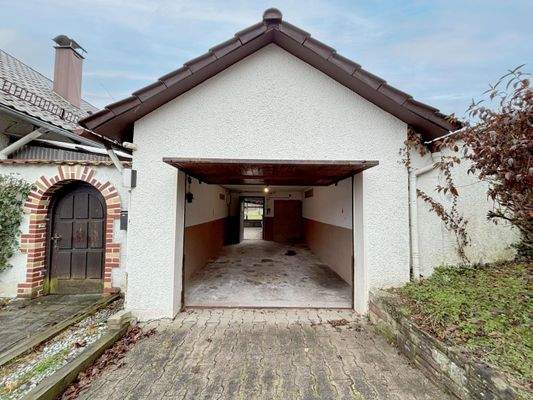 Einzelgarage neben dem Haus