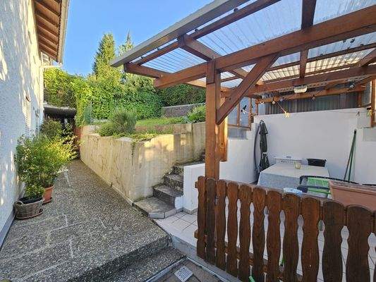 Garten mit Unterstellräumen.jpg