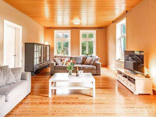 Wohnzimmer mit Blick ins Grüne