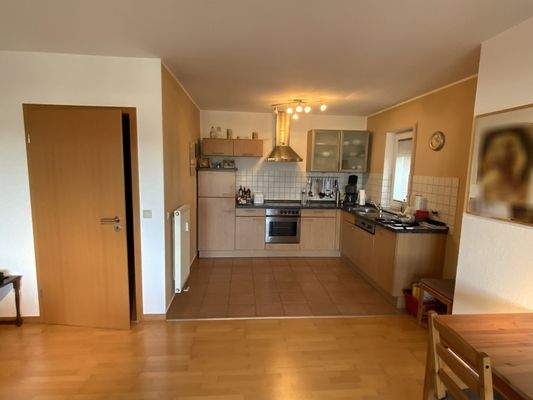 Wohnraum mit integrierter Einbauküche