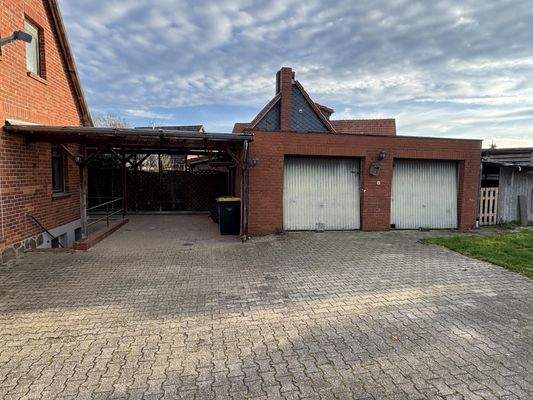 Innenhof mit Carport und Doppelgarage