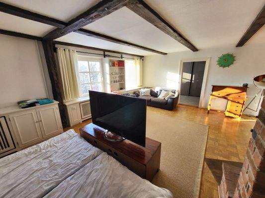 DG: Schlafzimmer mit Kamin