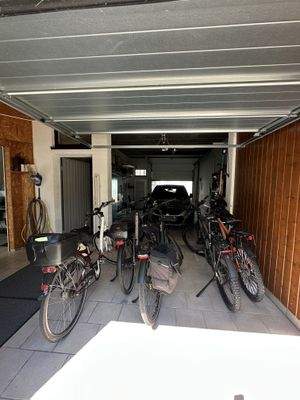 Garage mit Durchgang zu Hof und Garten