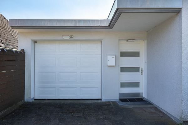 Elektrische Garagentor mit Einlegerwohnung