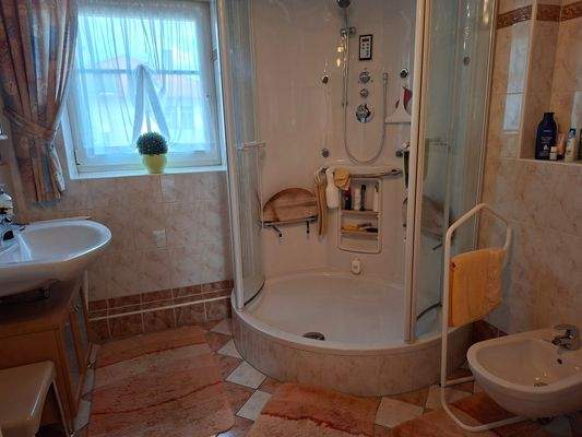 OG Bad mit Dampfsauna.jpg