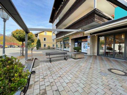 angrenzend zur Eisdiele