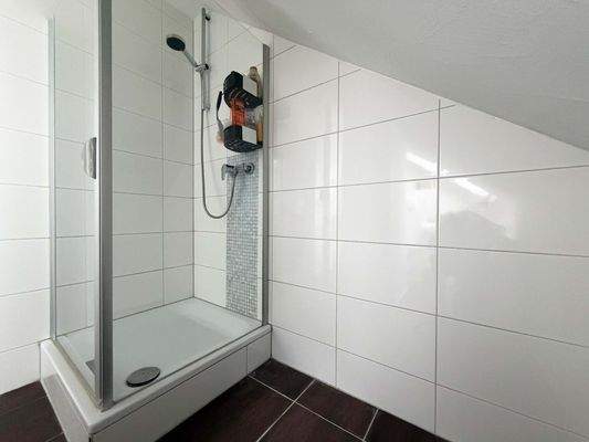 DG Badezimmer: Klare Fliesen und Glas schaffen Ordnung 