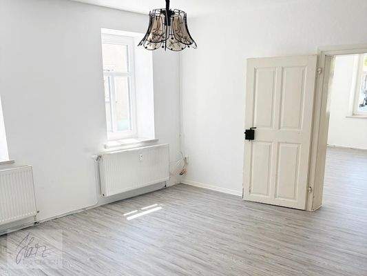 Schlafzimmer mit Blick Richtung Wohnzimmer