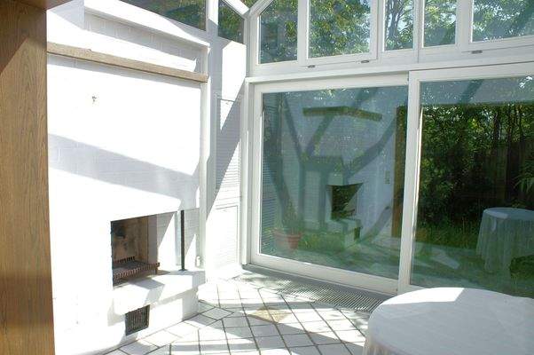 Wintergarten mit offenem Kamin