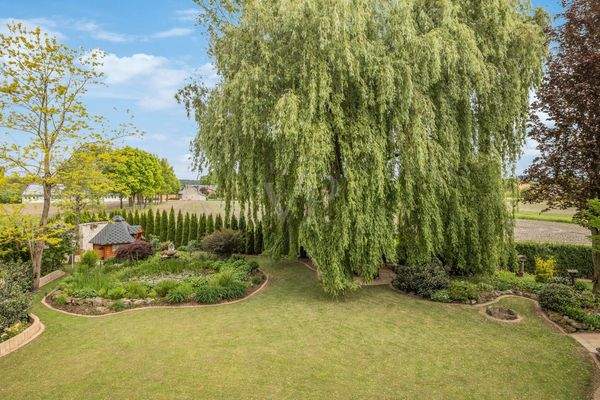 Gartenausblick von Aussichtsplattform mit Blick auf Outdoorsauna