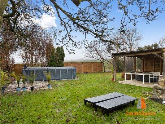 Gepflegter Garten mit vielen Nutzungsmöglichkeiten