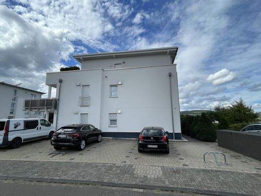 Straßenansicht und Parkplatz